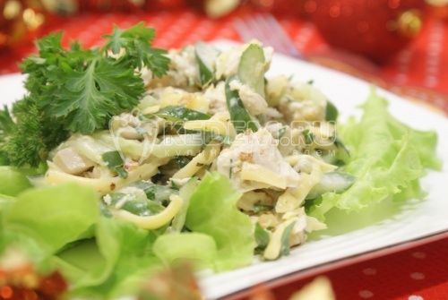 salat с отварной курицей, свежими огурцами и орехами