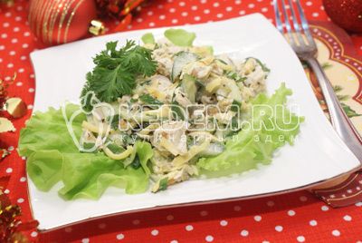 salat с отварной курицей, свежими огурцами и орехами